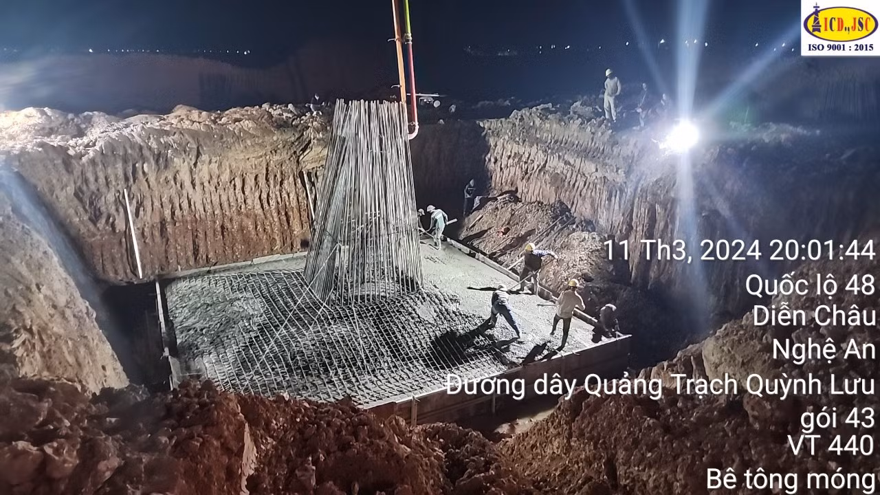 Lực lượng thi công đổ bê tông móng ban đêm.
