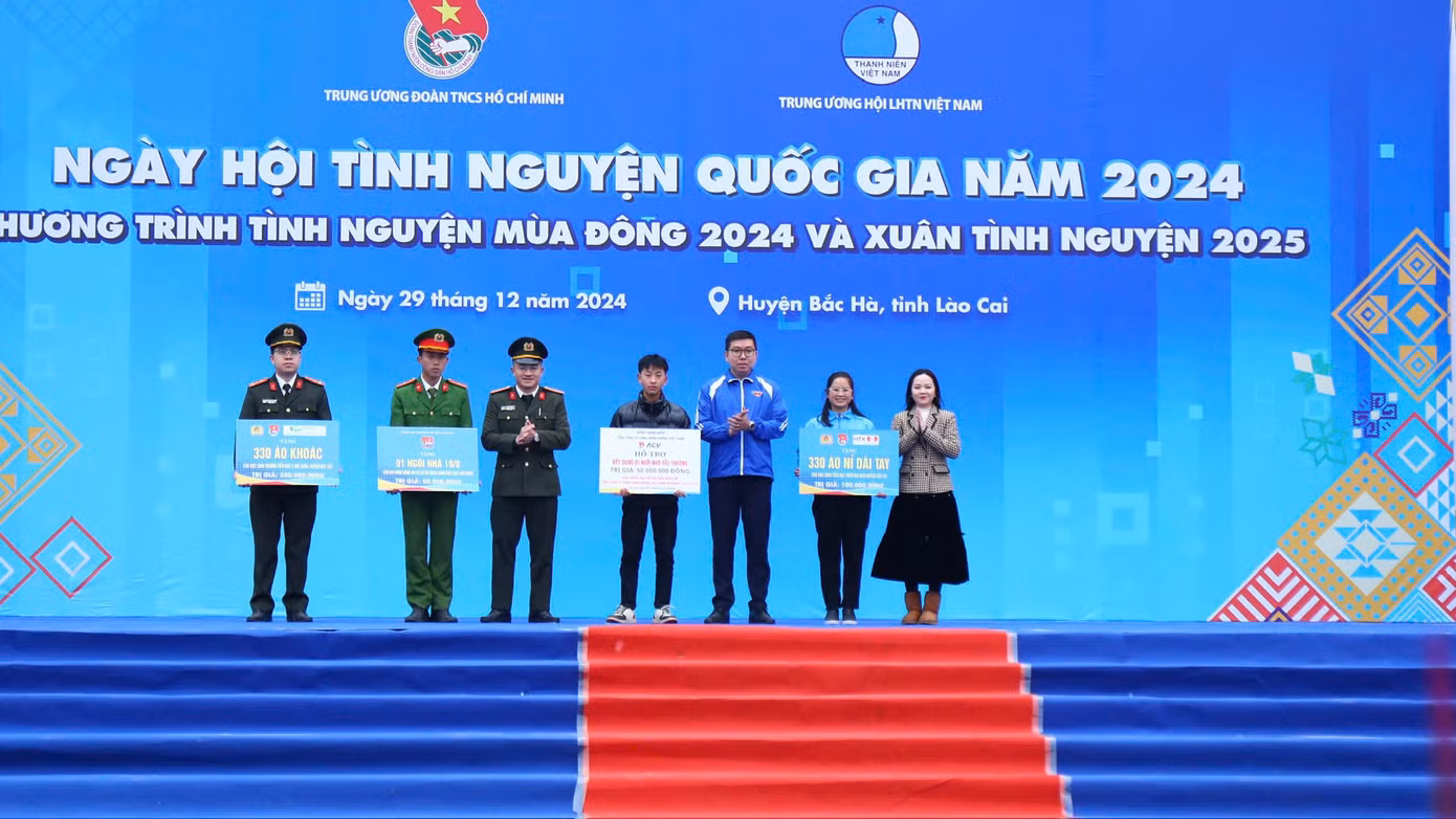 Các đơn vị trao tặng nguồn lực tại lễ khai mạc.