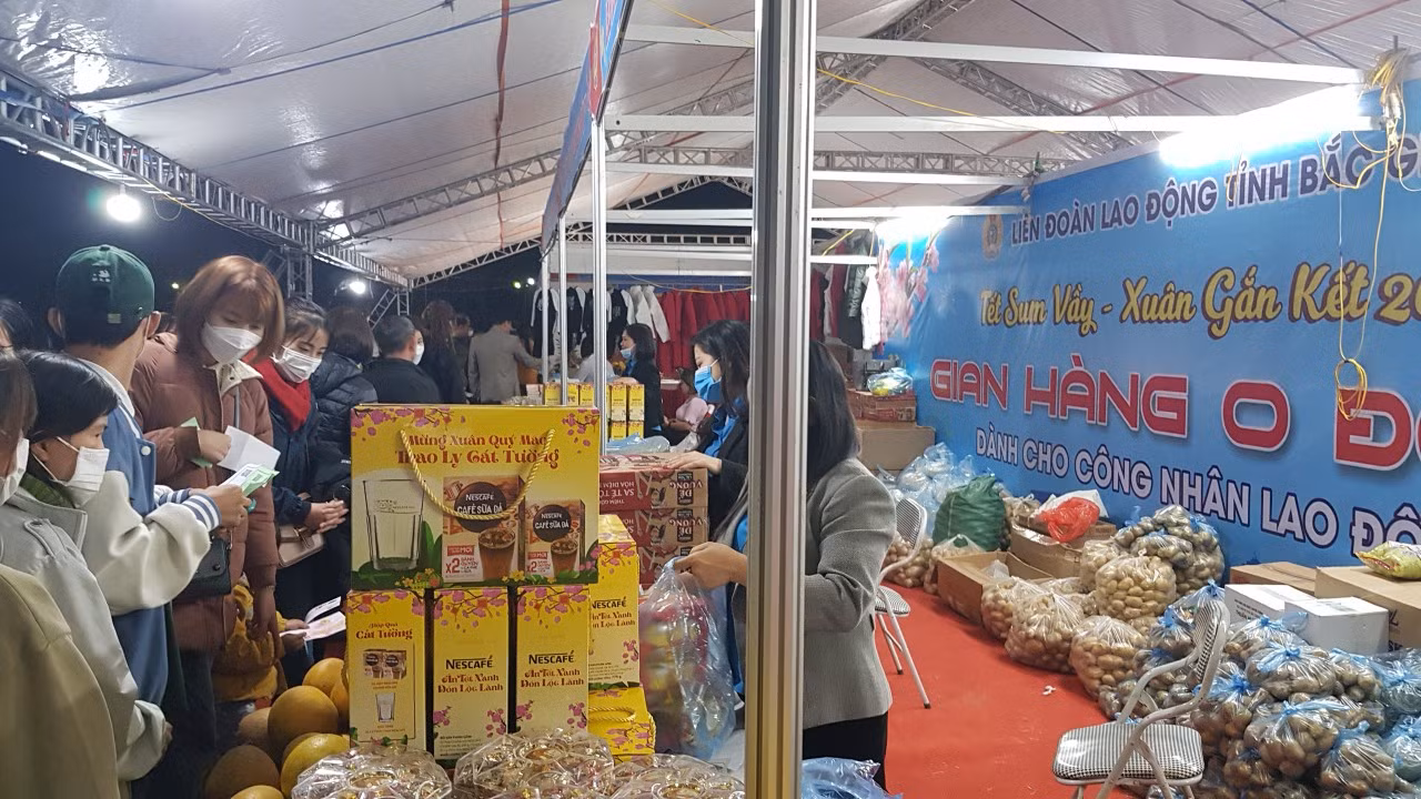 Nestlé Việt Nam đồng hành cùng Quỹ XHTT Tấm Lòng Vàng hỗ trợ quà tết đến công nhân có hoàn cảnh khó khăn.