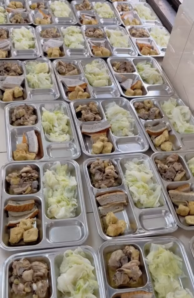 Những suất cơm vừa ngon mắt vừa đầy đủ dinh dưỡng do Lê Anh Nuôi chế biến chỉ với 26K.