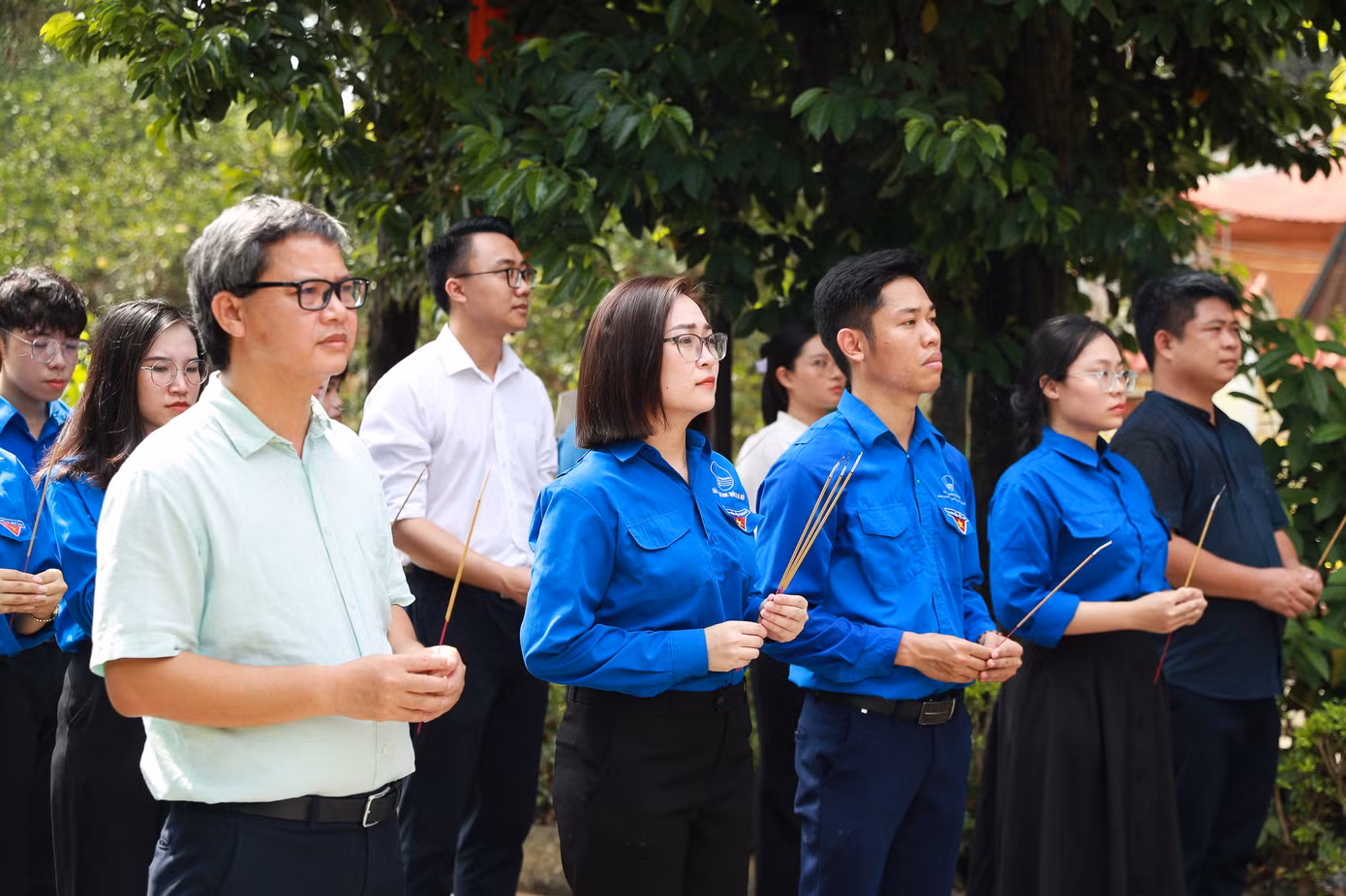 Thường trực Đoàn Thanh niên - Hội Sinh viên Đại học Quốc gia Hà Nội cùng đoàn viên thanh niên dâng hương tưởng niệm các anh hùng liệt sĩ.