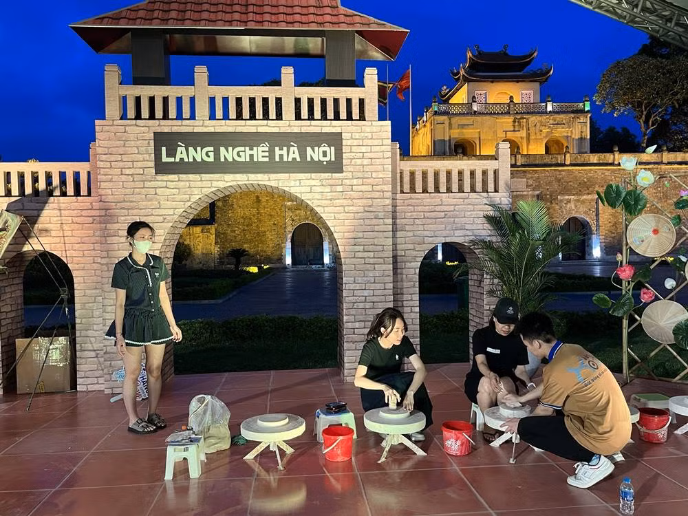 Ngoài ra, các gian hàng còn bán đủ loại đặc sản địa phương cho du khách thỏa sức mua sắm. Ngoài ra, các gian hàng còn bán đủ loại đặc sản địa phương cho du khách thỏa sức mua sắm.