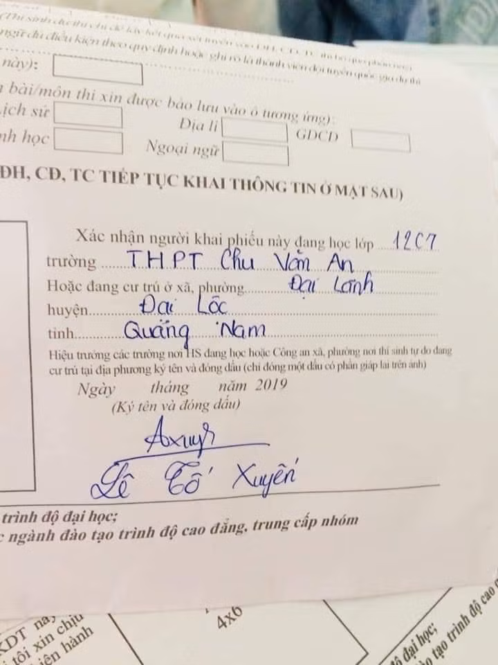 Đôi khi teen làm thí sinh, kiêm luôn Hiệu trưởng thậm chí cả... Công an.