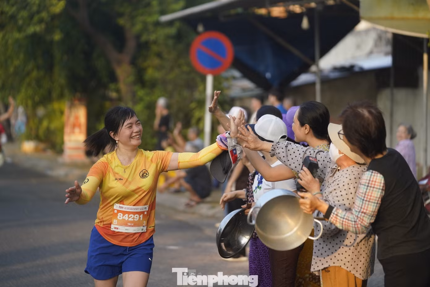 Sự thân thiện và nhiệt tình cổ vũ của người dân Phú Yên đã mang đến sự tiếp sức cho nhiều vận động viên. Sự thân thiện và nhiệt tình cổ vũ của người dân Phú Yên đã mang đến sự tiếp sức cho nhiều vận động viên.