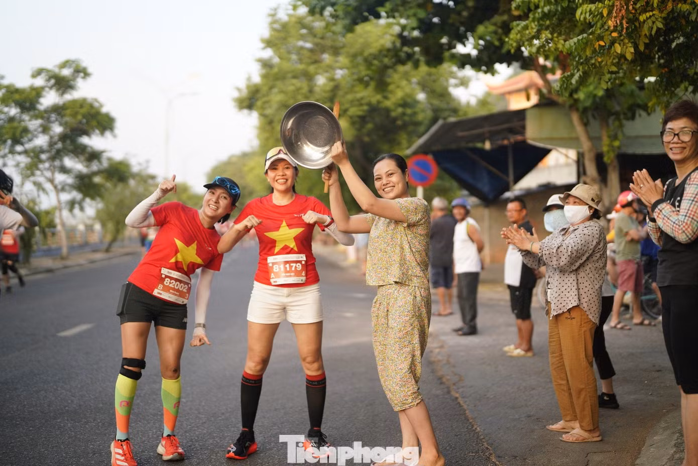 Sự thân thiện và nhiệt tình cổ vũ của người dân Phú Yên đã mang đến sự tiếp sức cho nhiều vận động viên. Sự thân thiện và nhiệt tình cổ vũ của người dân Phú Yên đã mang đến sự tiếp sức cho nhiều vận động viên.