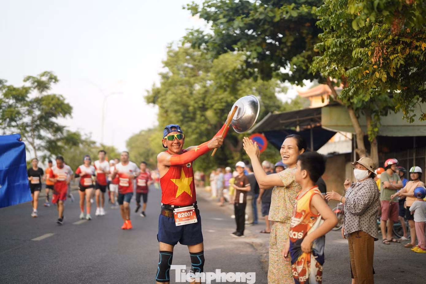 Sự thân thiện và nhiệt tình cổ vũ của người dân Phú Yên đã mang đến sự tiếp sức cho nhiều vận động viên. Sự thân thiện và nhiệt tình cổ vũ của người dân Phú Yên đã mang đến sự tiếp sức cho nhiều vận động viên.