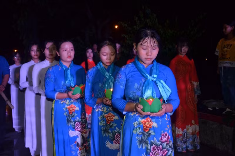 Đoàn viên thanh niên thắp nến tri ân.