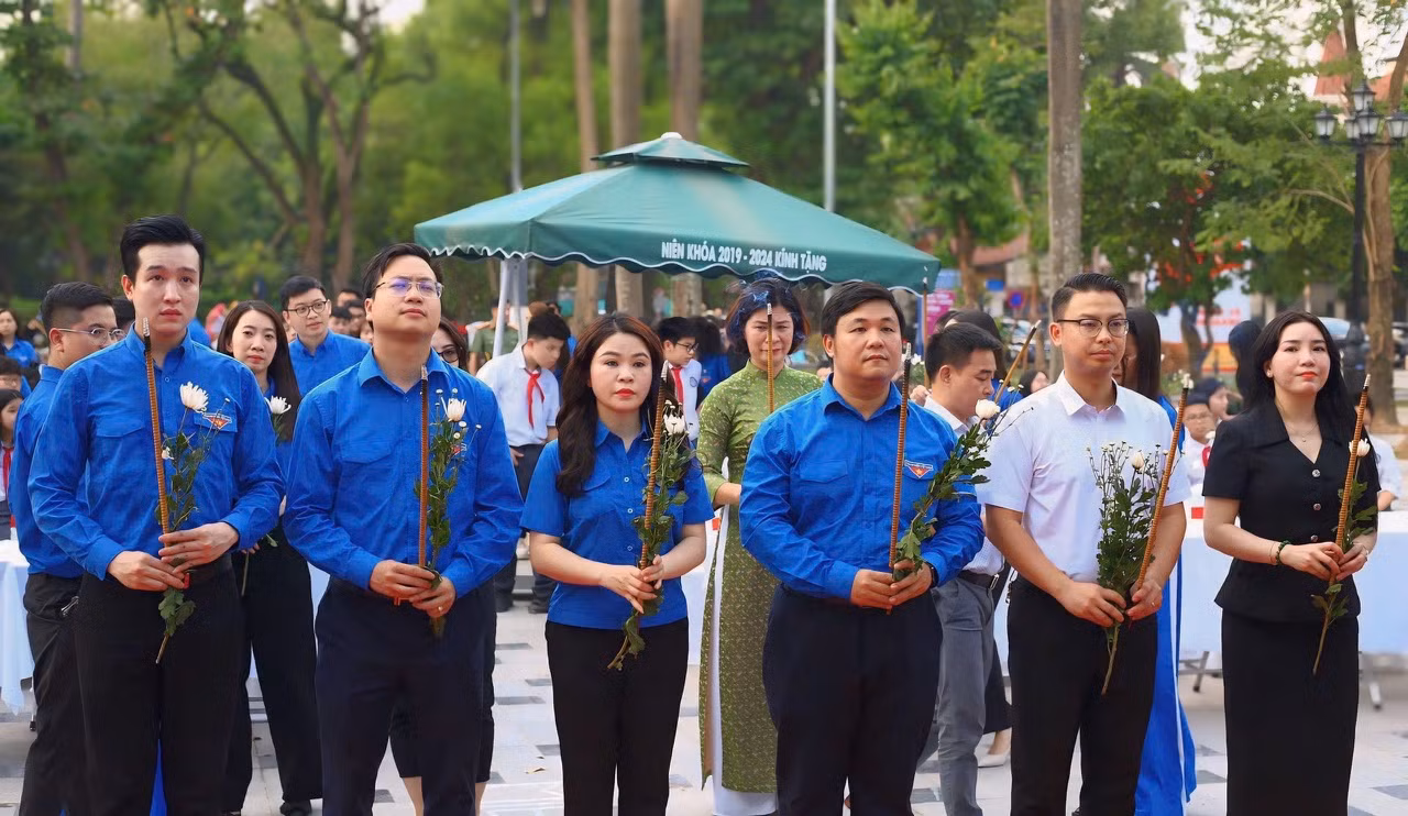 Để bày tỏ lòng thành kính với sự hy sinh lớn lao của đồng chí Lý Tự Trọng, các đại biểu và đoàn viên, thanh niên dành 1 phút tưởng niệm tới đồng chí Lý Tự Trọng.