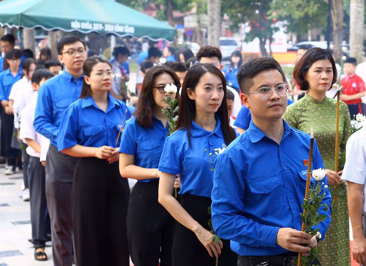 Đoàn viên, thanh niên dâng hương, dâng hoa tại Tượng đài anh Lý Tự Trọng.