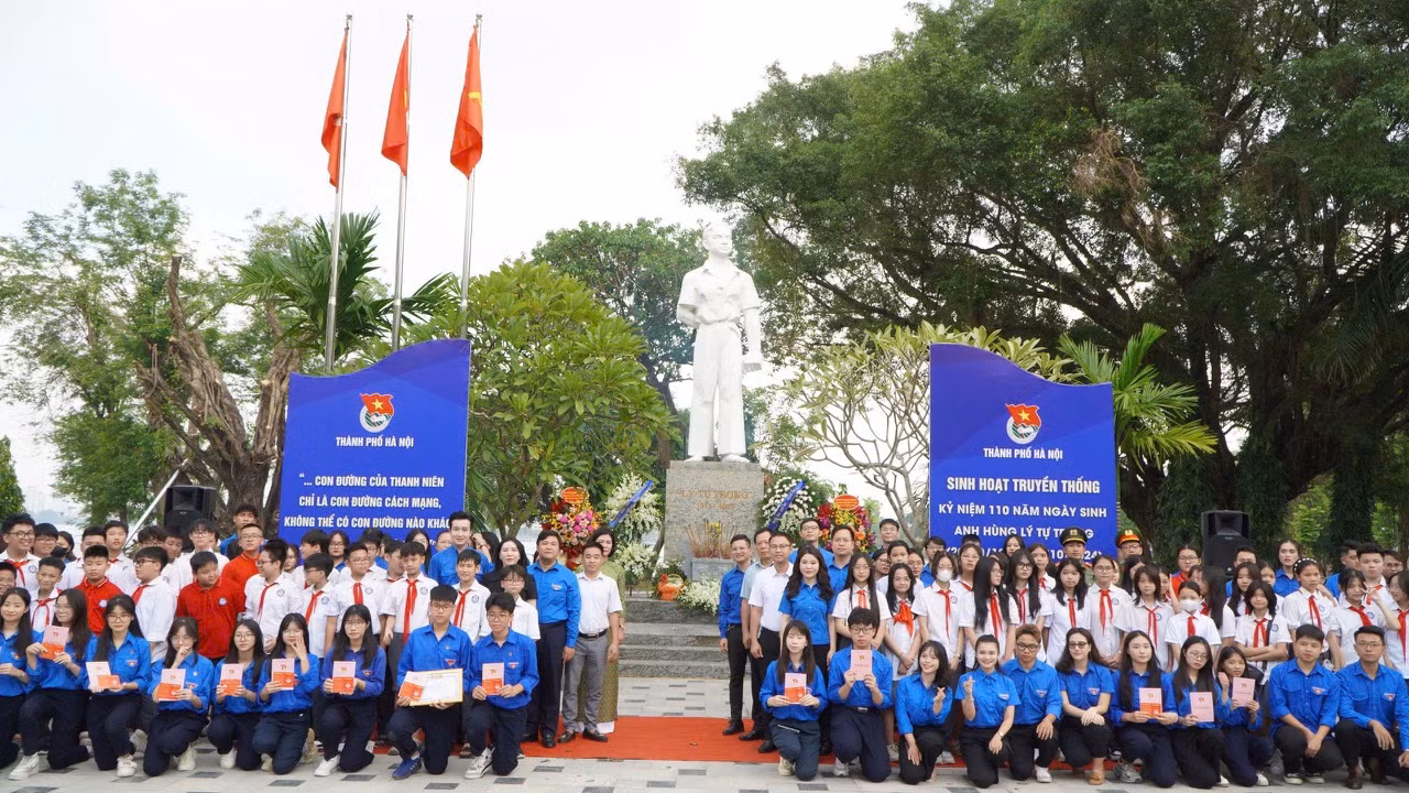 Cũng trong dịp này, Ủy ban Hội Liên hiệp thanh niên Việt Nam quận Tây Hồ đã trao giải thưởng "Thanh niên sống đẹp" cho 18 thanh niên tiêu biểu.