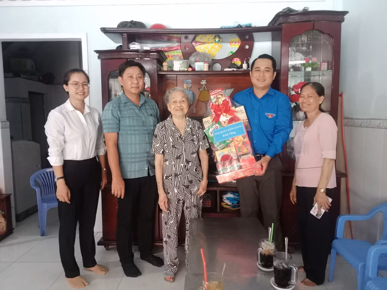 Sáng cùng ngày, Tỉnh đoàn đã tổ chức các đoàn đến thăm, tặng quà cho các gia đình chính sách trên địa bàn Thành phố Rạch Giá và huyện U Minh Thượng.