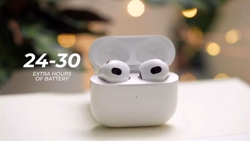 Chỉ mất có 5 phút để có lại 1 tiếng sử dụng AirPods 3 sau khi đặt trong case sạc, ngoài ra case còn được trang bị sạc không dây magsafe và lightning (Nguồn: The Verge)