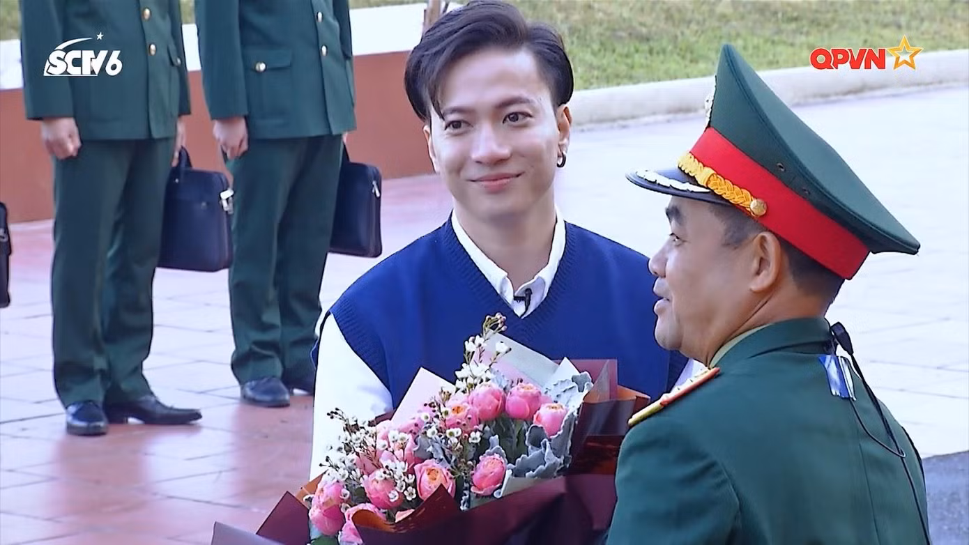 Theo chia sẻ, đây là bó hoa được FC của S.T tại Hà Nội gửi tặng cho các chiến sĩ trong Sư đoàn, nơi nam ca sĩ tham gia "nhập ngũ" 7 ngày.