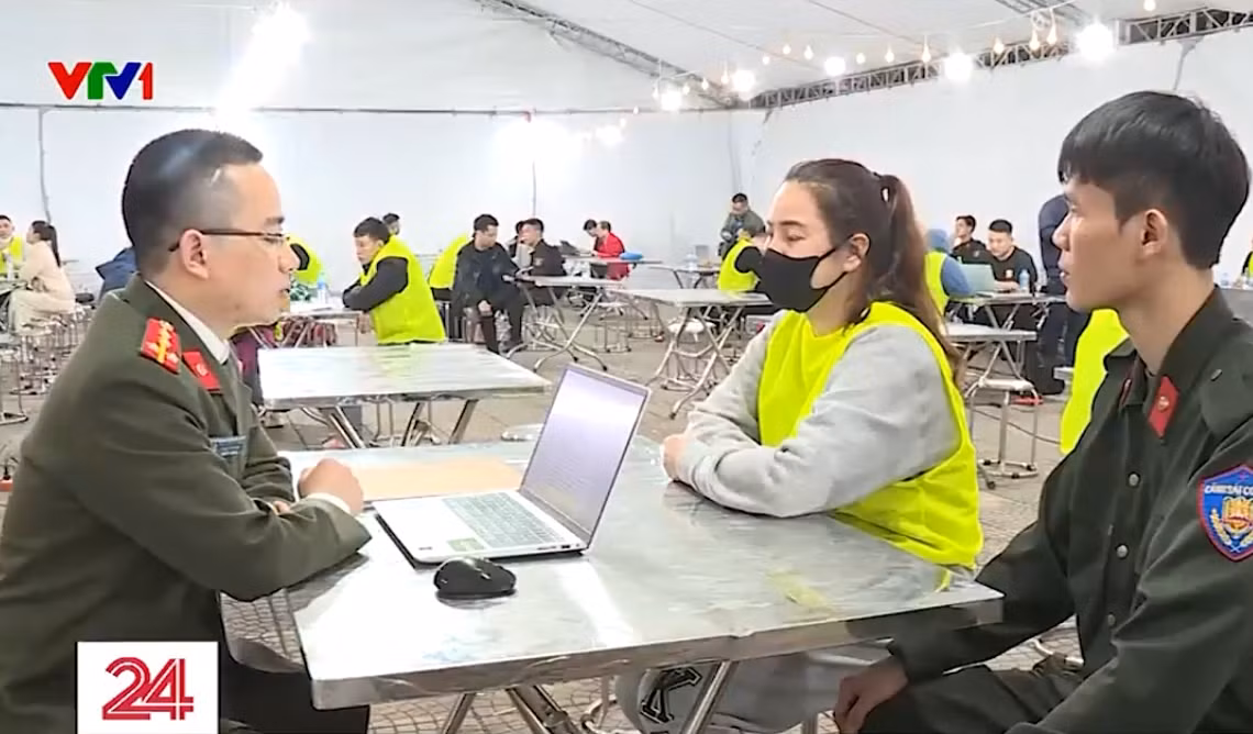 Đối tượng Nguyễn Thị Phương (ngồi giữa). Ảnh: VTV24.