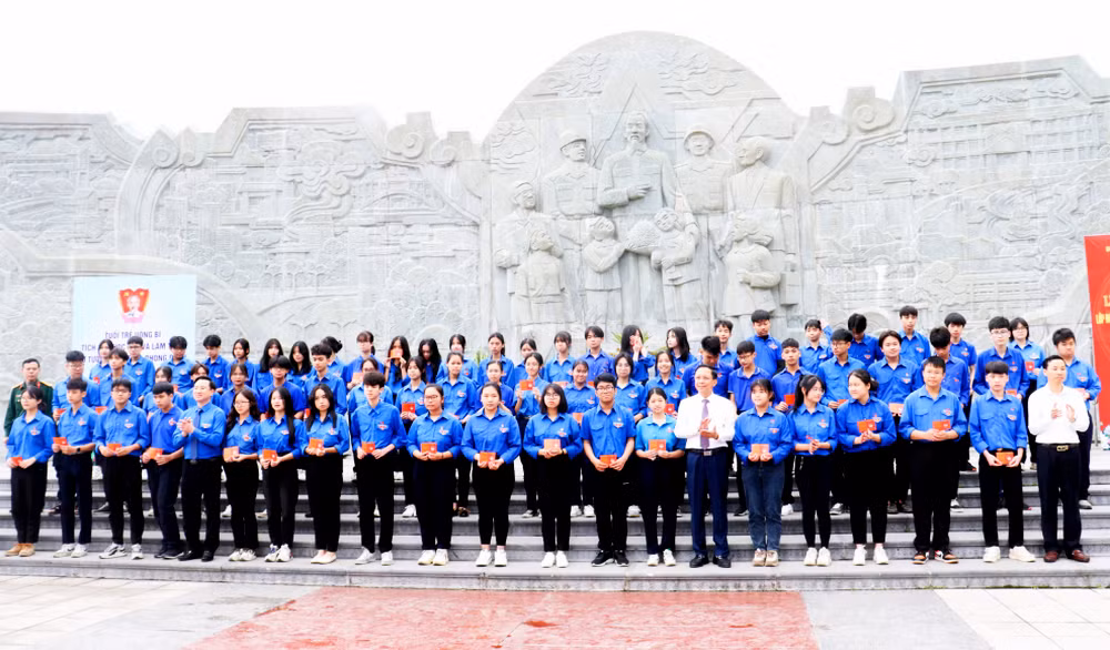 Lễ kết nạp đoàn viên mới “Lớp đoàn viên kỷ niệm 92 năm Ngày thành lập Đoàn TNCS Hồ Chí Minh" của TP Uông Bí (tỉnh Quảng Ninh). Lễ kết nạp đoàn viên mới “Lớp đoàn viên kỷ niệm 92 năm Ngày thành lập Đoàn TNCS Hồ Chí Minh" của TP Uông Bí (tỉnh Quảng Ninh).
