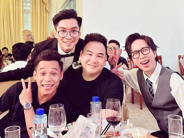 Hội Tứ hoàng streamer hội ngộ tại đám cưới PewPew. Hội Tứ hoàng streamer hội ngộ tại đám cưới PewPew.
