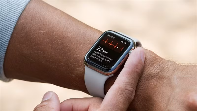 Apple Watch liên tục theo dõi sức khỏe và phát ra các cảnh báo cho người dùng. (Ảnh: Apple) Apple Watch liên tục theo dõi sức khỏe và phát ra các cảnh báo cho người dùng. (Ảnh: Apple)