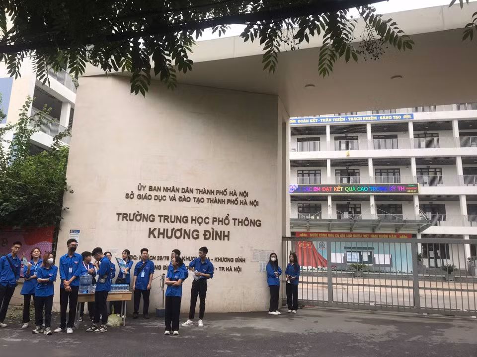Đội hình thanh niên tình nguyện "Tiếp sức mùa thi" có mặt tại tất cả các điểm trường để hỗ trợ thí sinh và phụ huynh. Đội hình thanh niên tình nguyện "Tiếp sức mùa thi" có mặt tại tất cả các điểm trường để hỗ trợ thí sinh và phụ huynh.