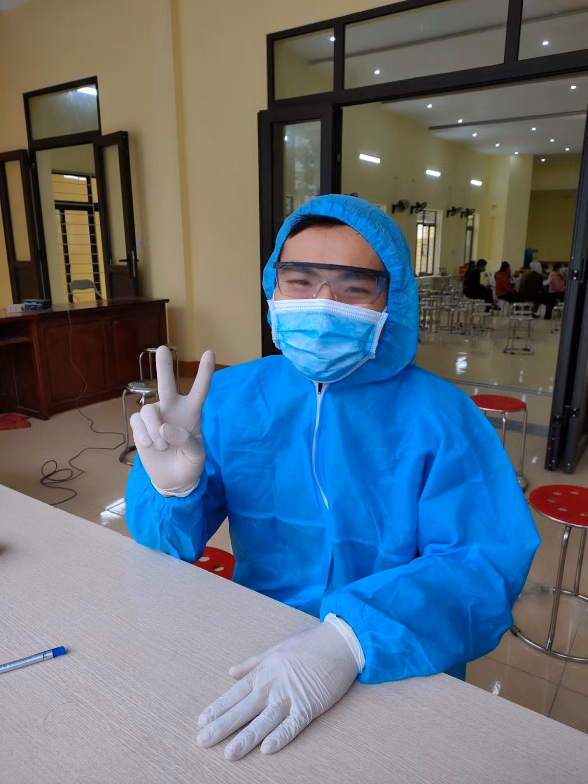 Đảng viên trẻ nhiệt tình hỗ trợ công tác phòng chống dịch COVID-19 tại địa phương.