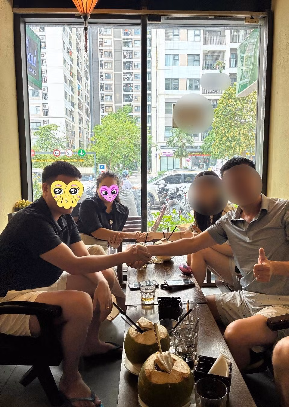 Hình ảnh 2 bên gia đình hoà giải trong quán cà phê. Trong đó, vợ chồng chị L.Đ ở bên trái, và ông Tâm cùng con gái ở bên phải.