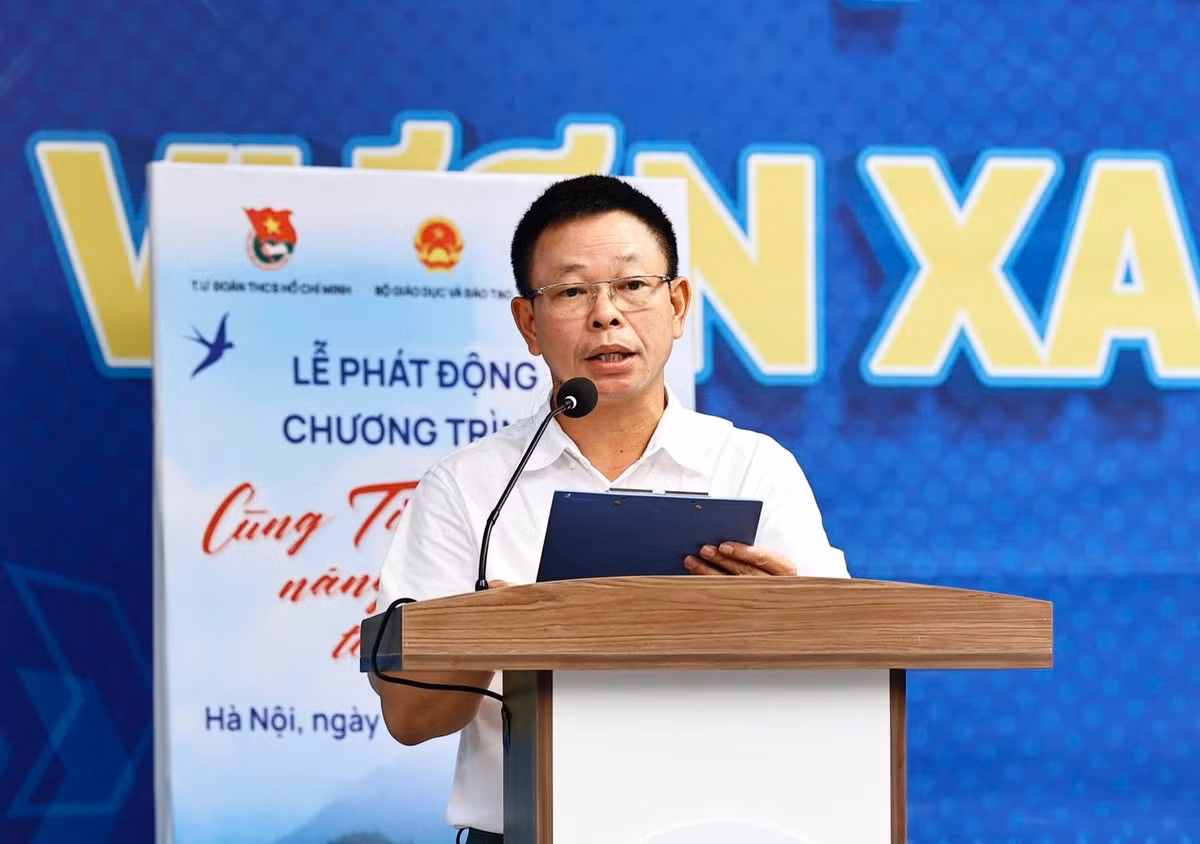 Nhà báo Phùng Công Sưởng, Tổng Biên tập Báo Tiền Phong, Trưởng BTC chương trình phát biểu tại lễ phát động chương trình "Cùng Tiền Phong nâng bước em tới trường".