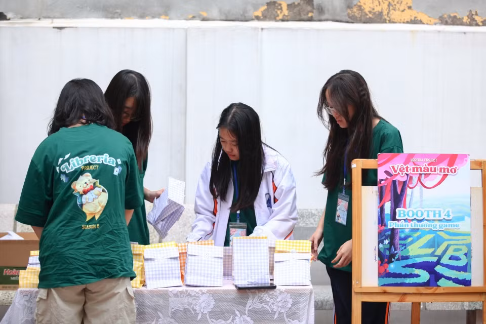 Booth “đổi sách - lấy quà” thu hút được sự quan tâm của học sinh nhà trường. Booth “đổi sách - lấy quà” thu hút được sự quan tâm của học sinh nhà trường.