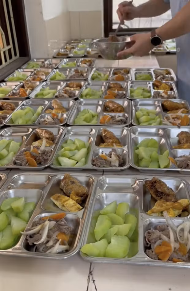 Những suất cơm vừa ngon mắt vừa đầy đủ dinh dưỡng do Lê Anh Nuôi chế biến chỉ với 26K.