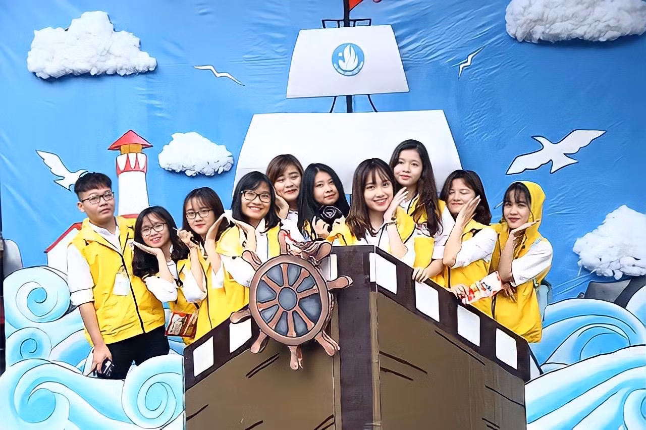 Các bạn sinh viên check-in tại background chụp ảnh ấn tượng.