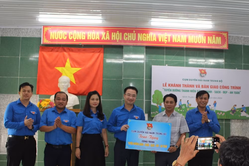 Bí thư TƯ Đoàn Nguyễn Tường Lâm cùng Thường trực Cụm trao tặng Công trình thanh niên trị giá 40 triệu đồng.