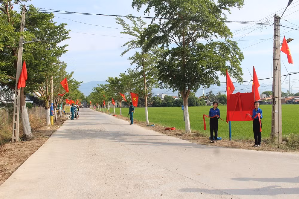 Công trình được trang bị đèn chiếu sáng bằng năng lượng mặt trời 2 trong 1 (đèn, cờ Tổ quốc), trồng hoa dọc 2 bên tuyến đường.
