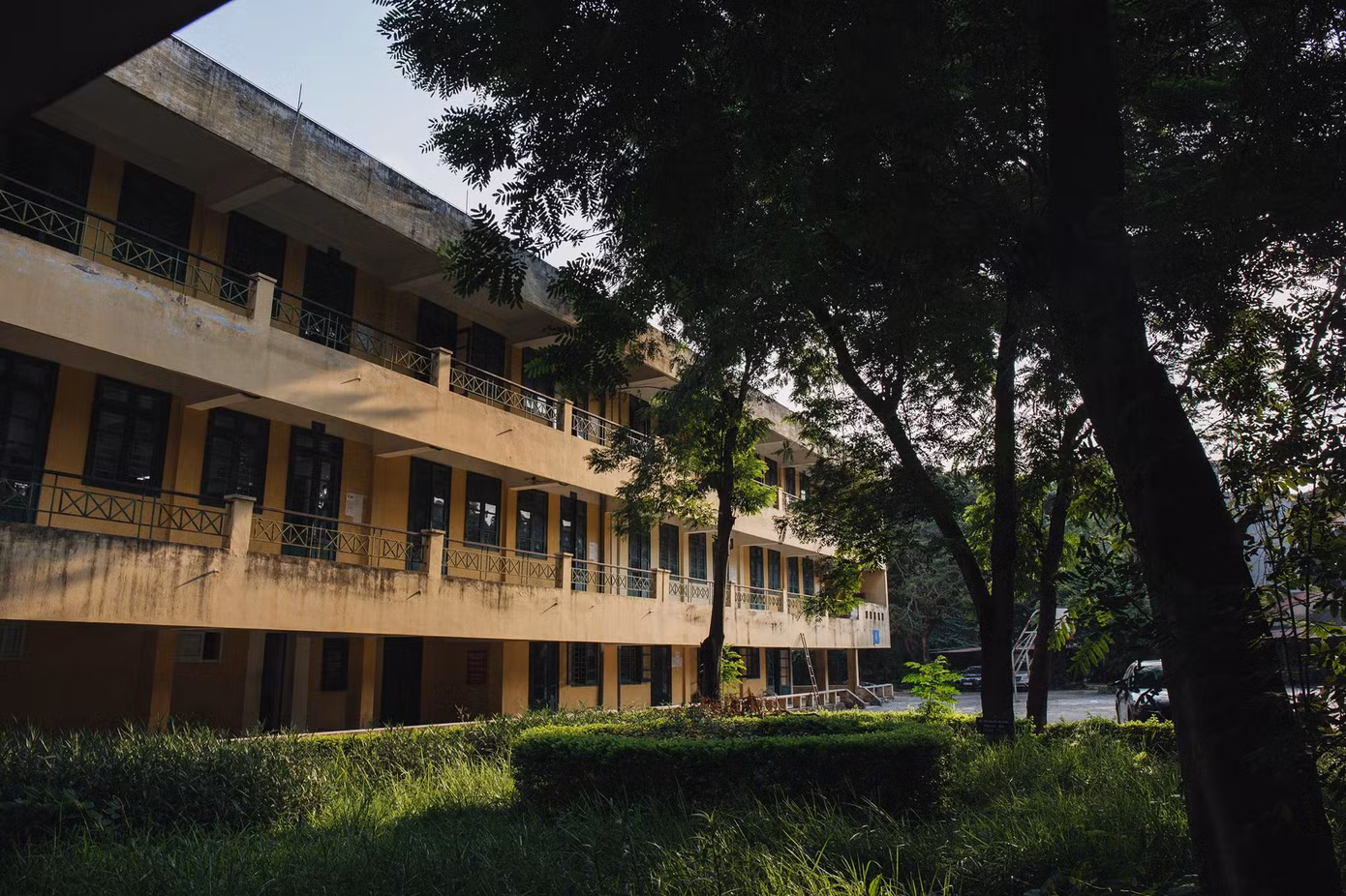 Sân trường, lớp học trở nên vắng lặng do dịch COVID-19 học sinh không thể tới trường.