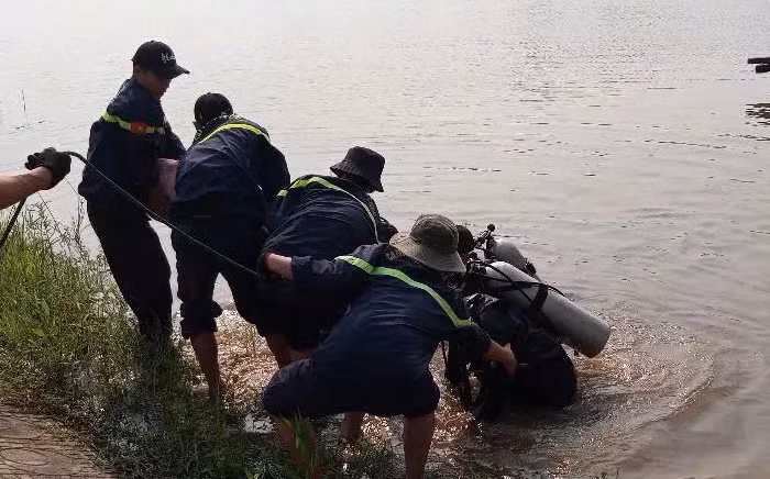 Lực lượng chức năng tìm kiếm học sinh bị đuối nước.
