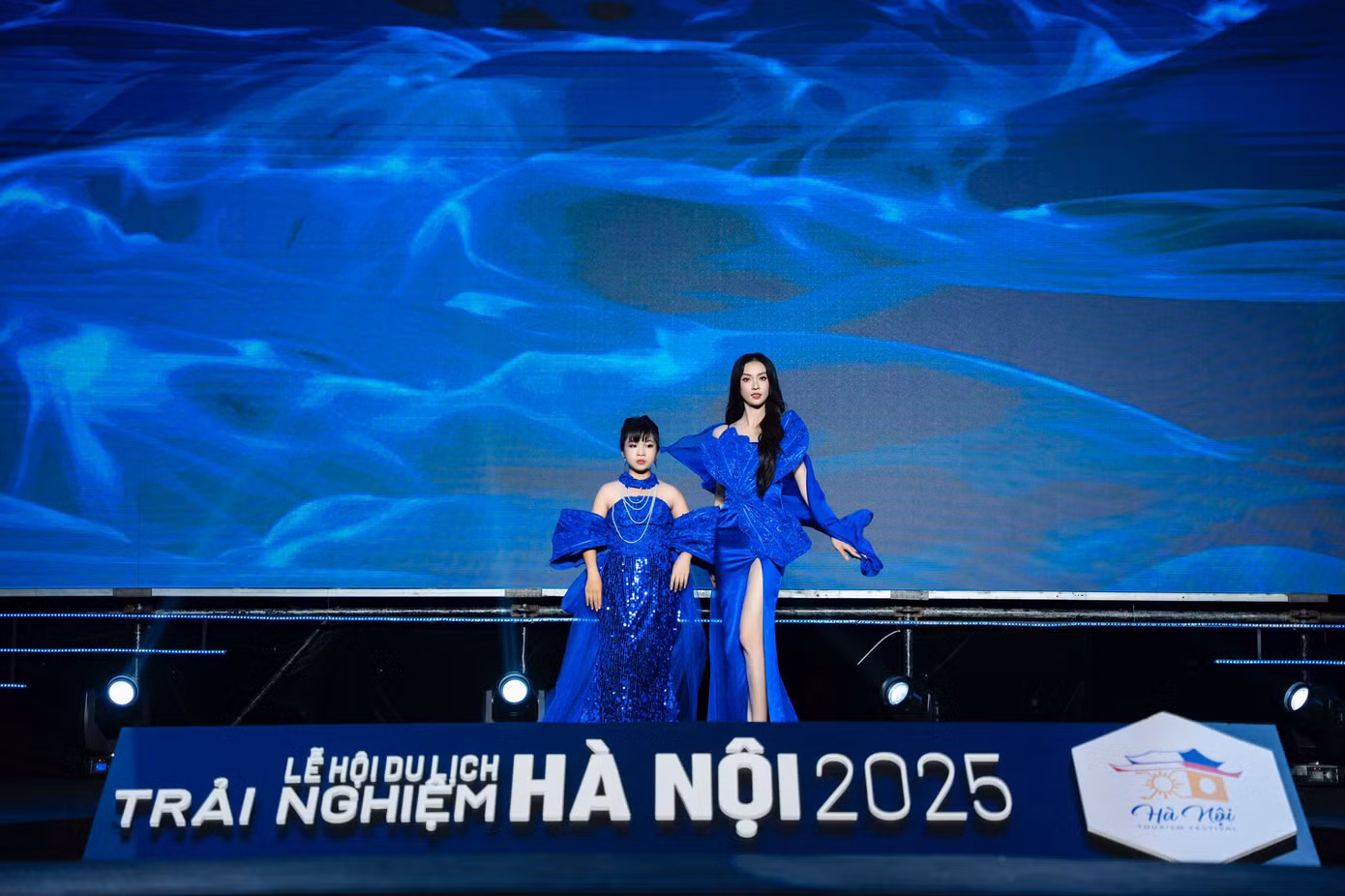 Á hậu Miss Universe Việt Nam Vũ Thúy Quỳnh cùng Á quân quốc tế Nguyễn Lê Thuỳ Linh trình diễn bộ sưu tập "Đại dương xanh" của nhà thiết kế Châu Loan. Á hậu Miss Universe Việt Nam Vũ Thúy Quỳnh cùng Á quân quốc tế Nguyễn Lê Thuỳ Linh trình diễn bộ sưu tập "Đại dương xanh" của nhà thiết kế Châu Loan.