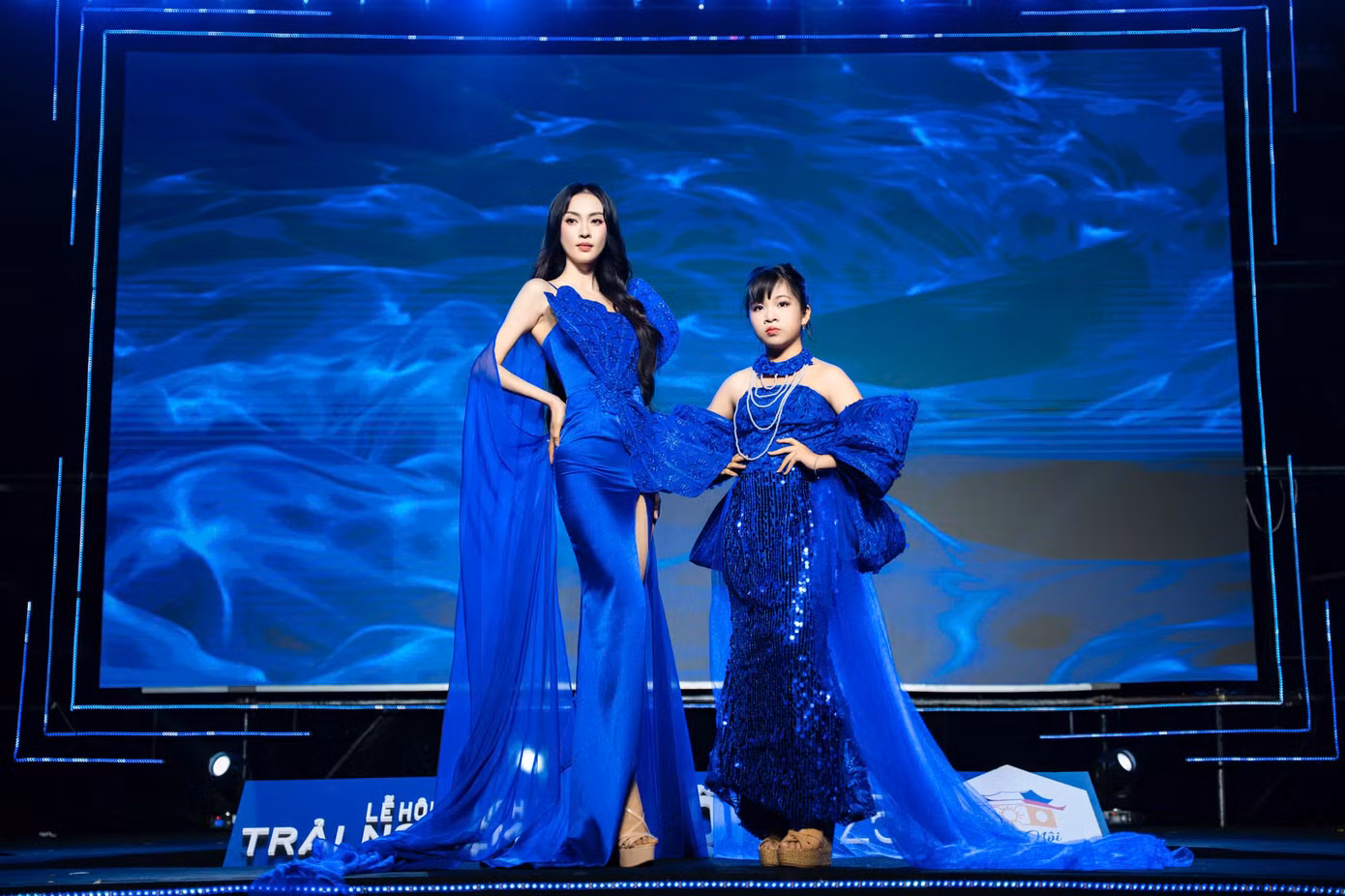 Á hậu Miss Universe Việt Nam Vũ Thúy Quỳnh cùng Á quân quốc tế Nguyễn Lê Thuỳ Linh trình diễn bộ sưu tập "Đại dương xanh" của nhà thiết kế Châu Loan. Á hậu Miss Universe Việt Nam Vũ Thúy Quỳnh cùng Á quân quốc tế Nguyễn Lê Thuỳ Linh trình diễn bộ sưu tập "Đại dương xanh" của nhà thiết kế Châu Loan.