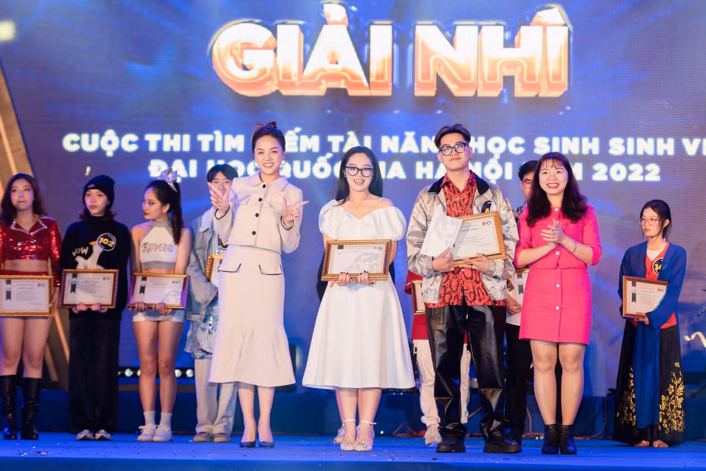 Thí sinh Đặng Ngọc Linh và đội thi Cá mèo from IShuffle là chủ nhân của giải Á quân.