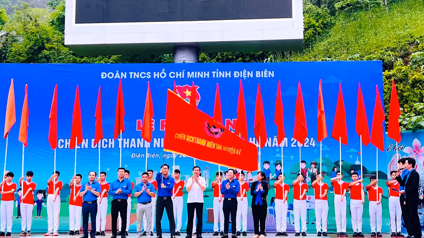 Các đồng chí lãnh đạo thực hiện nghi thức trao cờ lệnh ra quân Chiến dịch Thanh niên tình nguyện Hè năm 2024.