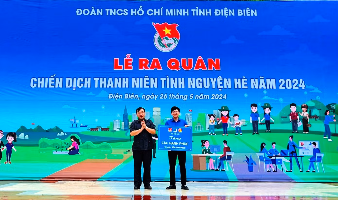 Phó Chủ tịch UBND tỉnh Vừ A Bằng trao biển tượng trưng công trình “Cầu hạnh phúc” cho Huyện đoàn Nậm Pồ.