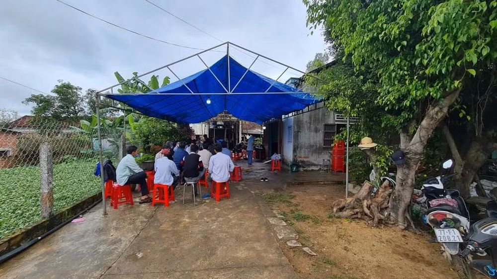 Hàng xóm, người thân đến viếng đám tang nam sinh viên xấu số.