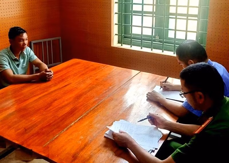 Đối tượng Triệu Tạ Mềnh tại cơ quan công an. (Ảnh: Công an cung cấp cho báo chí) Đối tượng Triệu Tạ Mềnh tại cơ quan công an. (Ảnh: Công an cung cấp cho báo chí)