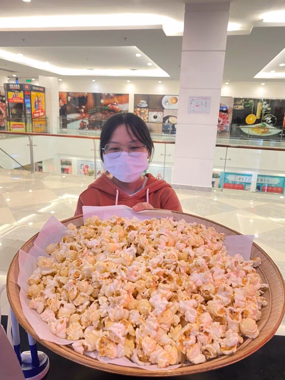 Thậm chí có bạn còn mang cả một chiếc nón "khổng lồ" đi đựng bỏng.