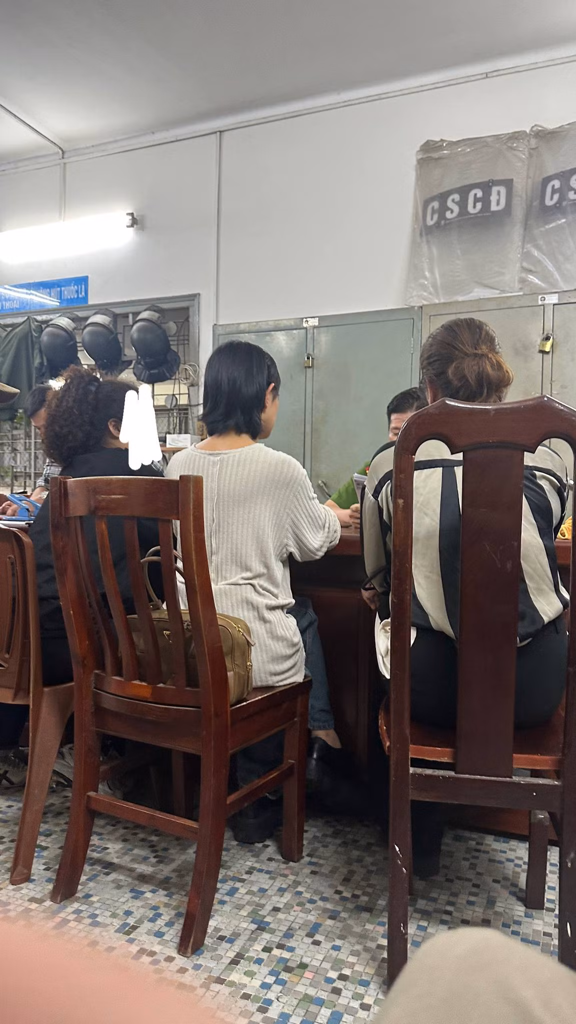 Châu Bùi làm việc tại cơ quan công an. Ảnh: FBNV