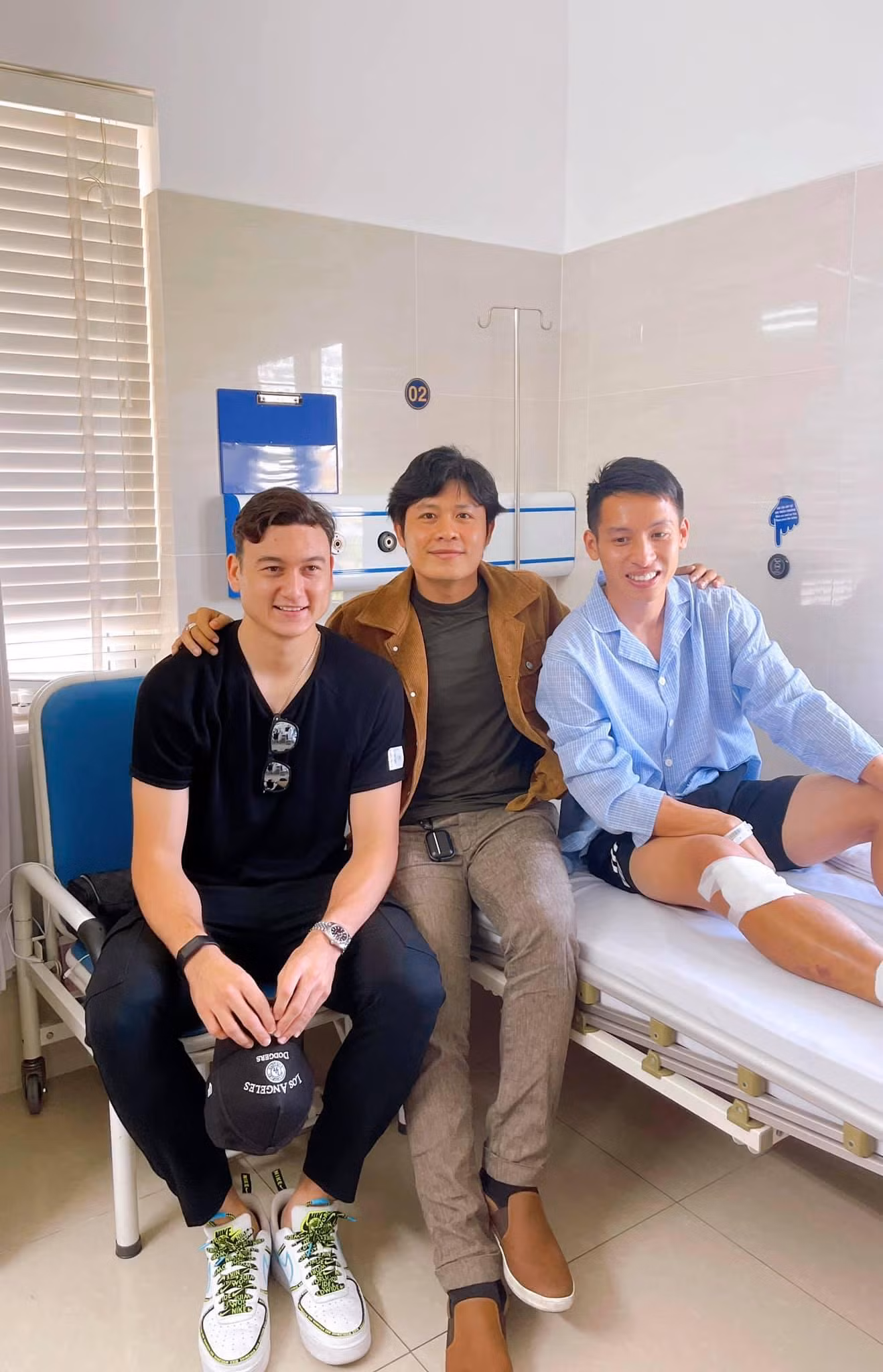 Nhạc sĩ Nguyễn Văn Chung, thủ môn Đặng Văn Lâm vào viện thăm Hùng Dũng.