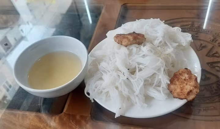 Suất bún chả 35.000 đồng được bán tại quán ăn ở Sầm Sơn (Thanh Hóa). Suất bún 2 miếng chả giá 35.000 đồng ở Sầm Sơn: Phạt lỗi niêm yết giá bằng 'K' - 1