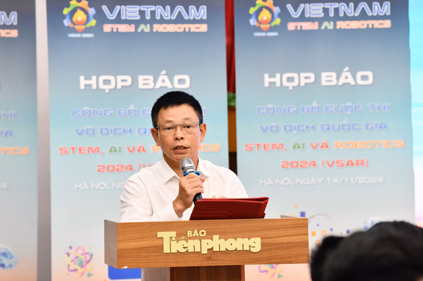 Ông Phùng Công Sưởng - Tổng Biên tập Báo Tiền Phong, trưởng BTC cuộc thi. Ông Phùng Công Sưởng - Tổng Biên tập Báo Tiền Phong, trưởng BTC cuộc thi.