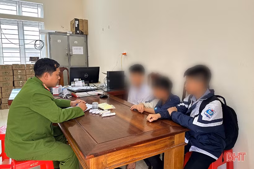 Nhóm học sinh tự chế pháo nổ tại xã Cẩm Hà. (Ảnh: Báo Hà Tĩnh) Nhóm học sinh tự chế pháo nổ tại xã Cẩm Hà. (Ảnh: Báo Hà Tĩnh)