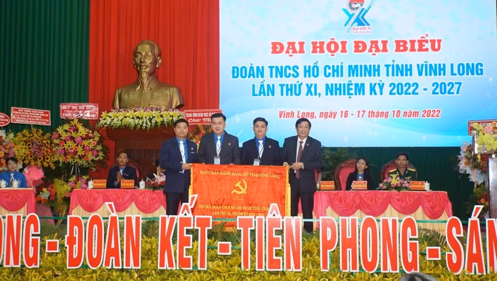 Bí thư Tỉnh ủy Vĩnh Long tặng bức trướng cho Ban Chấp hành Tỉnh Đoàn Vĩnh Long nhiệm kỳ mới. (Ảnh: Hòa Hội) Bí thư Tỉnh ủy Vĩnh Long tặng bức trướng cho Ban Chấp hành Tỉnh Đoàn Vĩnh Long nhiệm kỳ mới. (Ảnh: Hòa Hội)