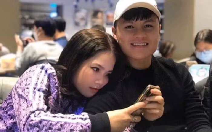 Huyền My từng để lộ ảnh đi du lịch thân mật với Quang Hải. Huyền My từng để lộ ảnh đi du lịch thân mật với Quang Hải.