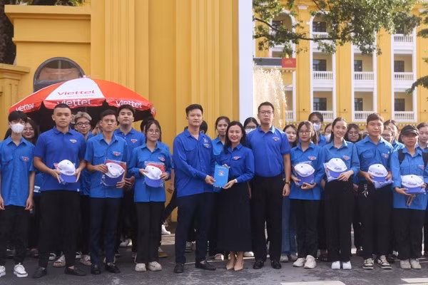 Đồng chí Nguyễn Phương Thảo, Phó Bí thư Tỉnh đoàn thăm tặng quà đội hình Tiếp sức mùa thi tại THPT Cẩm Phả (TP Cẩm Phả).