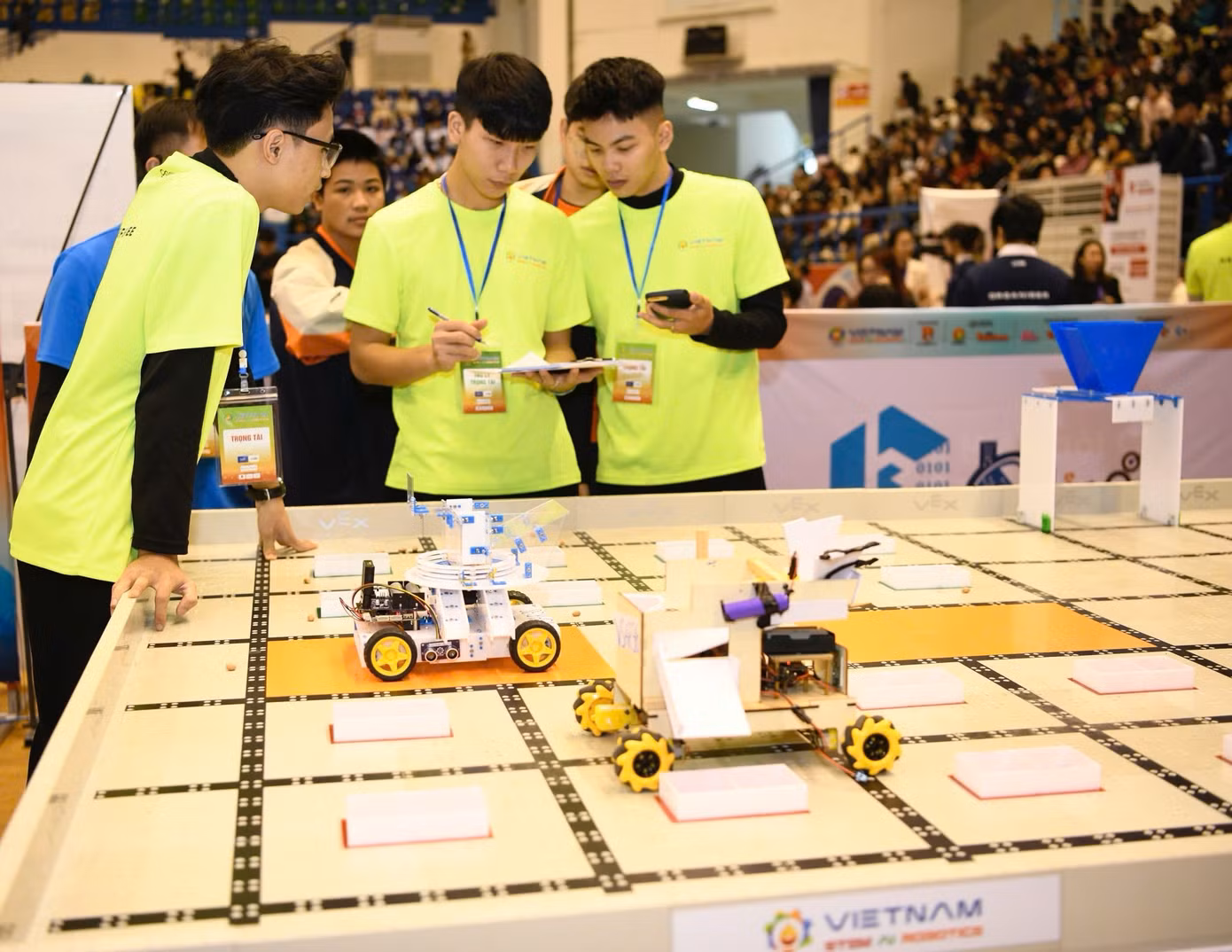 Các thí sinh sẽ điều khiển robot gieo hạt vào 16 ô gieo hạt và 1 ô trung tâm.