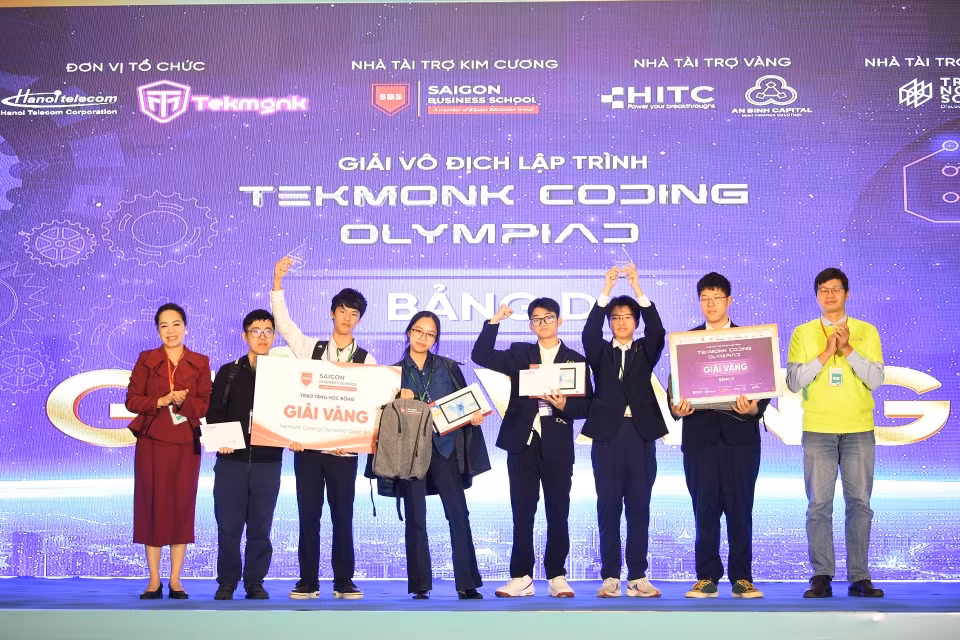 Hoàng Nhật Minh (đứng vị trí thứ 2 từ bên trái) với chiến thắng kép tại Tekmonk Coding Olympiad. Hoàng Nhật Minh (đứng vị trí thứ 2 từ bên trái) với chiến thắng kép tại Tekmonk Coding Olympiad.